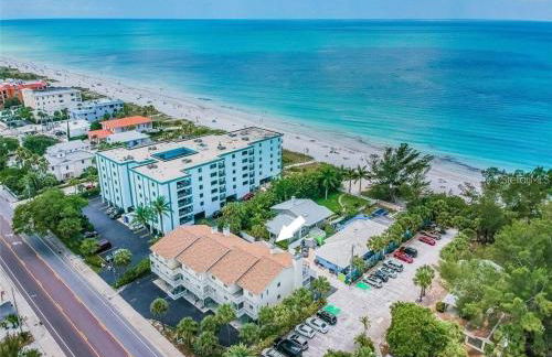 100 steps to beautiful Indian Rocks Beach, oceanside, 2 bedroom updated condo - Foto 1