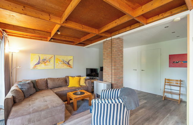 Cozy Holiday Home With Garden - Photo 6