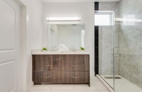 Metro View 2BR I Parking I King Bed I Workspace - Foto 11