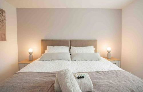 Modern 2BR Home, Central Location & Hi Speed Wi-Fi - Foto 2