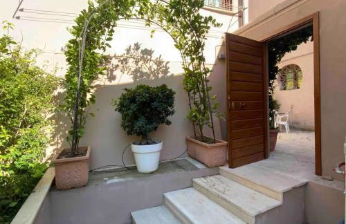 JOIVY Exclusive 2-Bedroom Villa with Private Garden - 5 minutes from the Colosseum - Photo 16