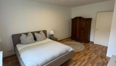 Quiet Family Apartment - 10 min to Center & Oktoberfest - Free Parking - Balcony - near Nymphenburg Palace & Botanical garden - Photo 5