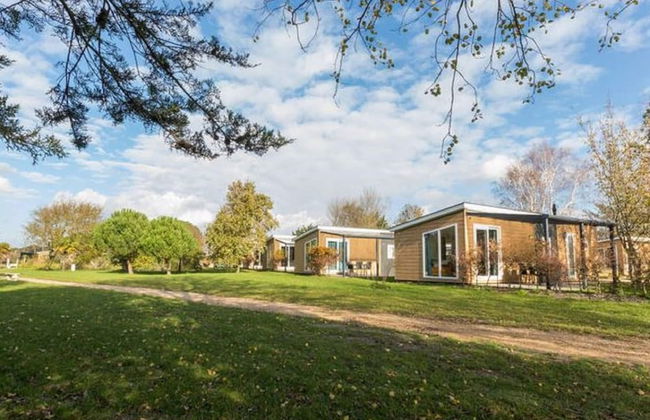 Chalet in Vrouwenpolder Near Banjaard Beach - Photo 3