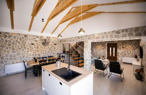 Villa Pietra- Modern rustic poolside oasis - Photo 16