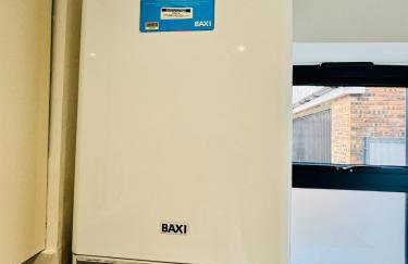 Luxury 5BR Stay With City Access - Photo 17