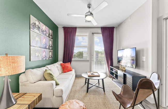 Luxe 1BR King Suite Close to Downtown w Fast Wifi - Foto 13