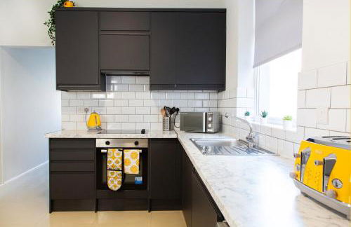 4 Bedrooms Spacious House With 2 Bathrooms Free Parking - sleeps up to 10 guests - Foto 43