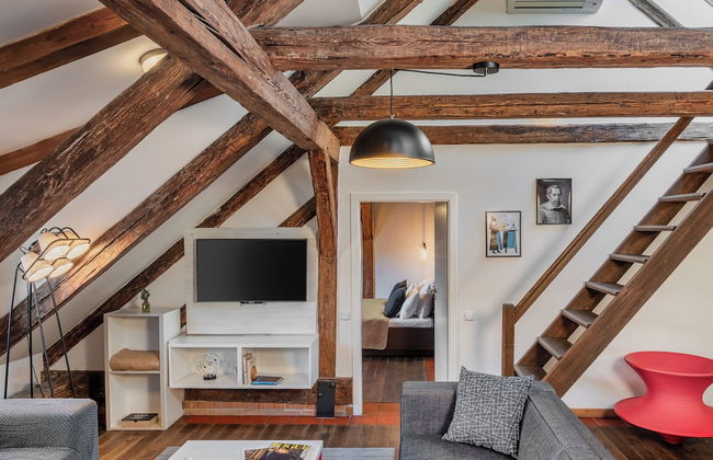 4 Arts Apartments by Adrez Living - Photo 12