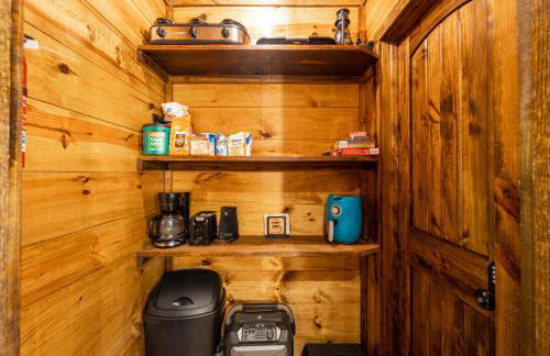 River Lodge Escape with Hot Tub - Foto 8