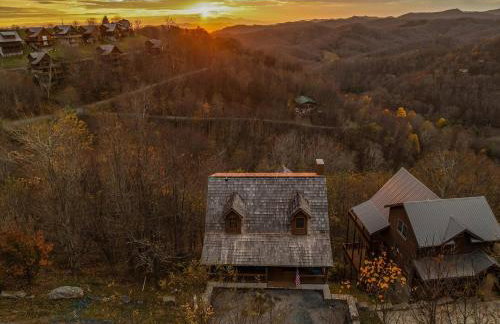 4BR Cabin with Ski Resort, Mtn Views & Hot Tub - Foto 56