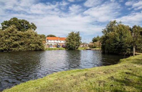 Wayford Bridge Inn Hotel - Photo 10