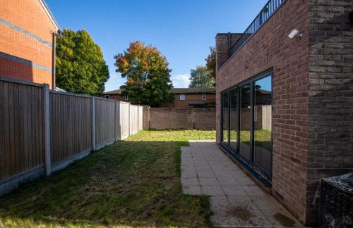 Luxury Deluxe - 4 bedrooms Villa - 6 beds - 10 Guests - Private Parking - Contractors Welcome - Trafford Stretford - Foto 29