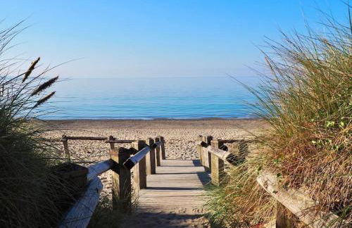 Beach Front Apartment - Photo 11