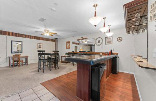 Lakefront Retreat with Deck Movie Room and Yard - Foto 28