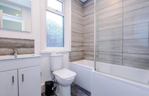 4 Bedroom House in Walkden with Free Parking, by Short Term Digs Short Lets & Serviced Accommodation - Foto 52