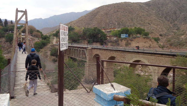 Caminando por el puente colgante de Cacheuta