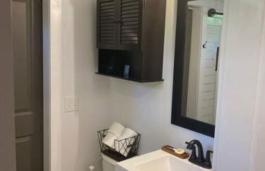 Cozy 2-bedroom Farmhouse with parking on premise - Foto 8