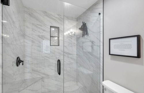 Close to downtown& beach- pool, porch, fenced yard - Foto 26