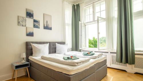 KAISER 02 by ROCKCHAIR Apartments l SUPERHOST Status l 3 Bedrooms Boxspringbeds 2 Bathrooms l Cozy Family & Business Flair 155 sqm 3 Balcony 2nd Floor Elevator up to 10 guests welcomes you! - Foto 2