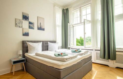 KAISER 02 by ROCKCHAIR Apartments l SUPERHOST Status l 3 Bedrooms Boxspringbeds 2 Bathrooms l Cozy Family & Business Flair 155 sqm 3 Balcony 2nd Floor Elevator up to 10 guests welcomes you! - Foto 2