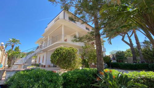 200m from the Sea - Large Private Patio with BBQ - Foto 2, Garden