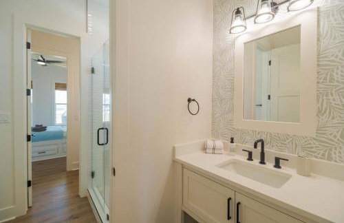 4BR Beach Haven - Deck, Gourmet Kitchen, Tiki Bar Fun - Foto 52