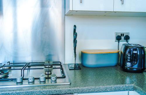 Luxury 3-Bedroom Apartment with 75-Inch TV, Fireplace & Terrace near Manchester Airport - Photo 35