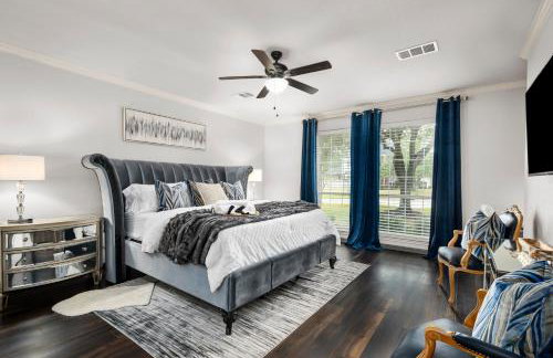 Upscale 4BR Cypress Home w Pool, Hot Tub, Theater, Sleeps 20 - Foto 7