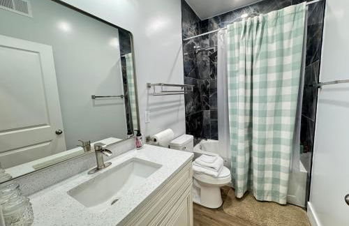 LUX Spacious Townhouse 4BR in DC - Photo 10