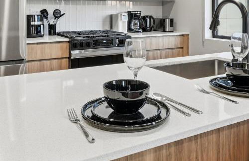 Edgewater Apt with Free Parking Gym Modern Living - Photo 7