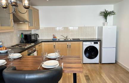 Central Apartment with 75inch TV Netflix - Photo 14