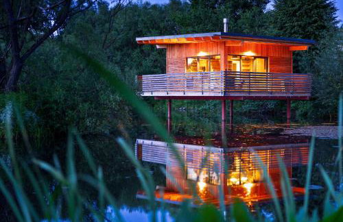 TinyHousebeiDresden mit Faßsauna Über dem Wasser schwebendes winziges Häuschen Nähe Dresden Sächsische Schweiz - Foto 1