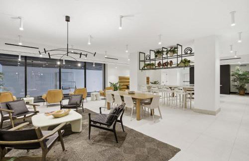 Upscale Downtown Condo Pool Gym & Skyline Views - Foto 65