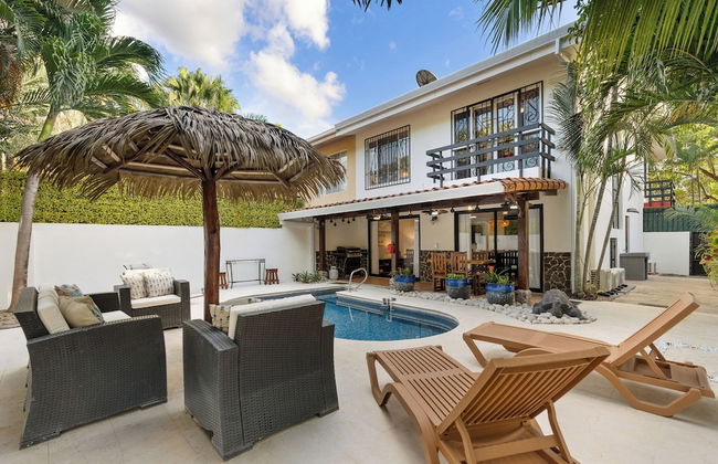 Spacious Home w/ Private Pool & Covered Patio Near the Beach - Foto 1