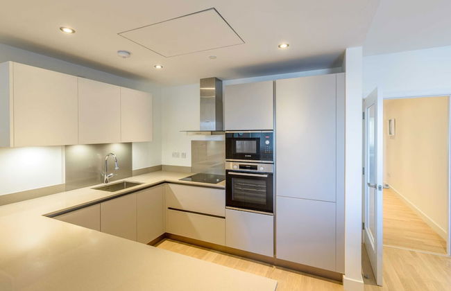 Luxury Modern Apartment With Exceptional Views! Hosted by Sweetstay - Photo 16