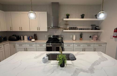 Modern 3BR Home | Chic & Cozy | 30 Min NYC Access - Foto 35