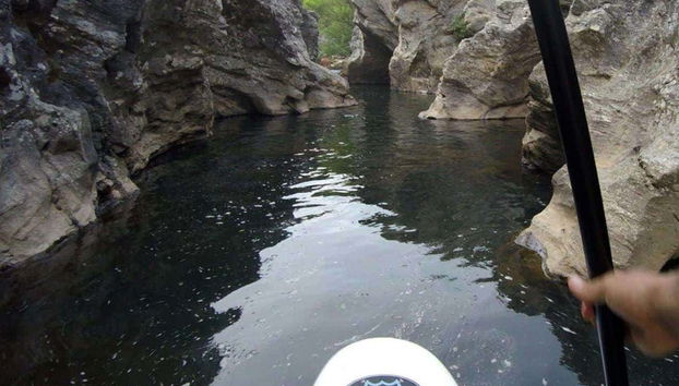 Navegando por el río entre rocas