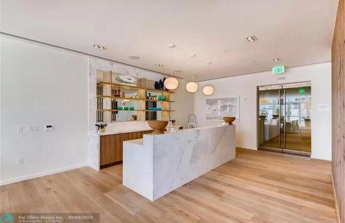 The Glamour of Upscale Downtown Ft. Lauderdale - Foto 21