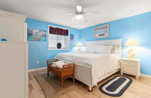 Stay Steps from Beach with Pool AC Parking - Foto 9