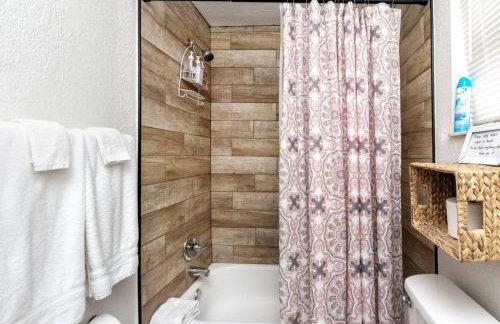 1 Block to Downtown - 7 min to beach - King bed & Free parking - Foto 26