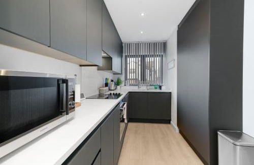 Modern 4 Bedroom House With Parking in Farnham Royal, Slough By 360stays - Foto 8