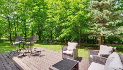 Alden Home with Fire Pit Steps to Torch Lake! - Foto 2