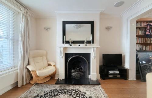 Elegant 4-Story Townhouse Near Victoria Station - Foto 1