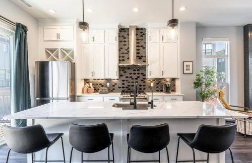 Lux Home 5 mins to Grand Park with Private Garage-Family Friendly - Foto 5