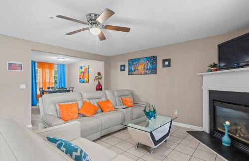 Spectacular Quiet Townhome with Modern Comfort - Foto 7