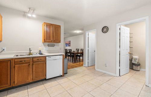 Spacious 3BR Retreat Perfect for Groups Near Downtown - Foto 8