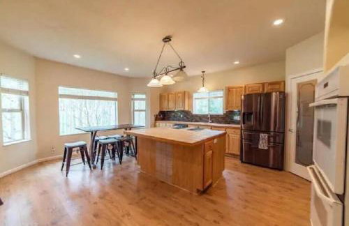 Spacious Ski Chalet W Indoor Hotub & Sep Suite! - Foto 26