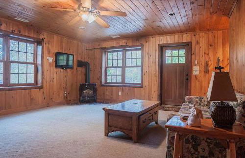 Luxurious Mountain Retreat with Hot Tub Jacuzzi Suite & Wood-Burning Fireplace - 10 Min to Boone - Foto 19