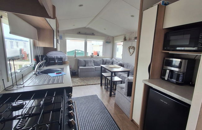 Meadow View 3-bed Caravan - Sleeps 8 - Petfriendly - Foto 9