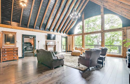 Upscale Getaway on Smith Lake with Boat Dock - Foto 3